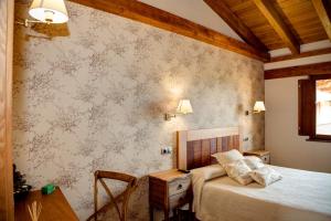 Un pat sau paturi într-o cameră la Hotel Cildá