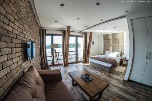 una camera da letto con divano, letto e muro di mattoni di Boatel Copacabana a Veliko Gradište