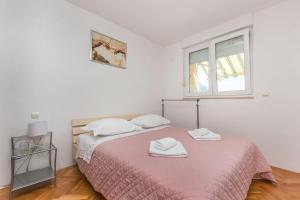 Postel nebo postele na pokoji v ubytování Apartments Cetina + 17 fotografií