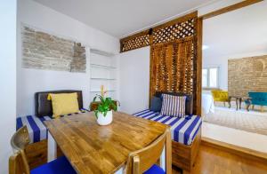 een eetkamer met een houten tafel en stoelen bij On the Rock Apartments in Šibenik