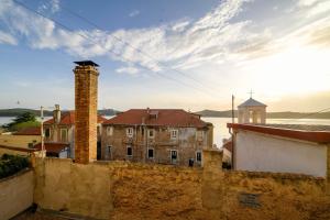 un vecchio edificio con un camino sopra di On the Rock Apartments a Šibenik