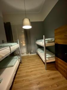 Katil dua tingkat atau katil-katil dua tingkat dalam bilik di SKY HOSTEL