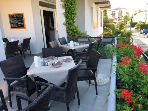 Restoran või mõni muu söögikoht majutusasutuses Taormina Suite Bardolino