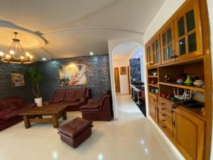 sala de estar con sofás y mesa en Sweet Jacob's Apartments 10 & 14, en Fez