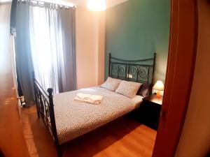 sypialnia z łóżkiem i dwoma ręcznikami na nim w obiekcie Apartamento centro Málaga w Maladze