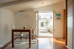 Posedenie v ubytovaní Apartman Aqua