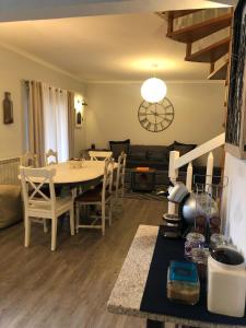 een woonkamer met een tafel en een eetkamer bij Casa da Encosta Douro Valley in Pinhão