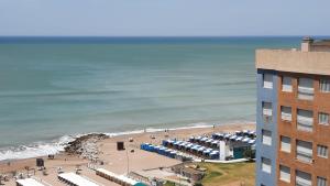 Blick auf den Strand mit einem Hotel und einem Gebäude in der Unterkunft Miramar con Vista al mar in Miramar