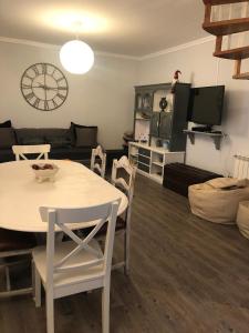 een woonkamer met een tafel en stoelen en een bank bij Casa da Encosta Douro Valley in Pinhão