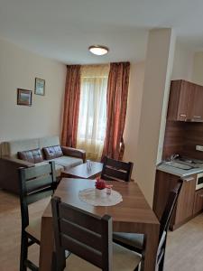 een keuken en een woonkamer met een tafel en stoelen bij Чепеларе - Пампорово апартамент на 50м от лифт Мечи Чал in Chepelare