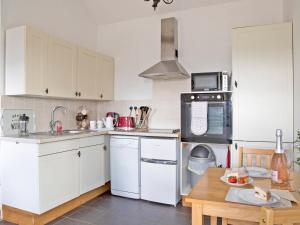
A kitchen or kitchenette at Swallow Cottage
