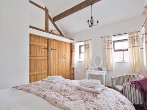 
A bed or beds in a room at Swallow Cottage

