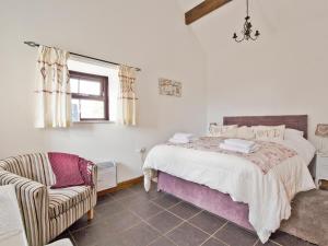 
A bed or beds in a room at Swallow Cottage
