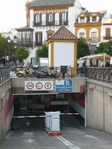 tunel z parkującymi motocyklami w obiekcie APARTAMENTO LEVIES w Sewilli