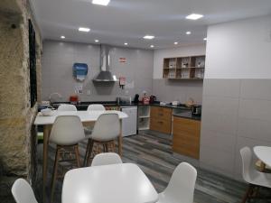 A cozinha ou kitchenette de ALOJAMENTO GIRASSOL - Guest House - Quarto com casa de banho privativa