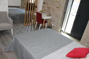 Uma cama ou camas num quarto em ALOJAMENTO GIRASSOL - Guest House - Quarto com casa de banho privativa