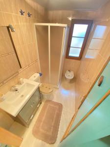 Baño pequeño con lavabo y aseo en S&H La Marimorena, en Ribadeo