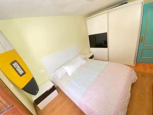 a small bedroom with a bed and a window at S&H La Marimorena in Ribadeo