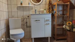 Kúpeľňa v ubytovaní Dom mazurski z klimatyzacją