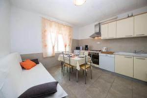 Kuchyň nebo kuchyňský kout v ubytování House Denis
