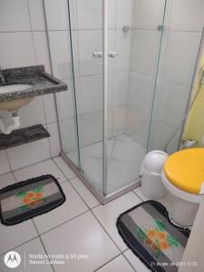 a bathroom with a shower and a toilet and a sink at AP PRAIA - Cond Vog João de Góis 2 quartos com AR in Ilhéus +28 photos