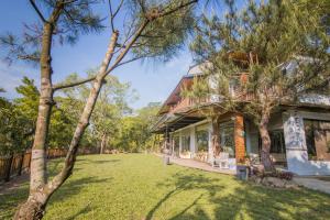 a house with a lawn in front of it at FU Xuan Villa in Sanyi