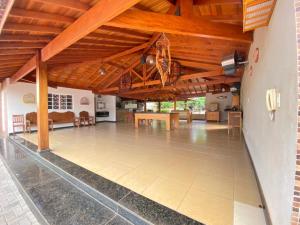 a large living room with a wooden ceiling at Casa dos Carvalhos Rua do sabiá 25 coab 1 in Olímpia