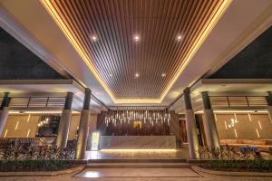 una hall di un edificio con soffitto di Mambruk Hotel & Convention a Serang