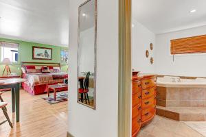 a bedroom with a bed and a bathroom with a tub at White Rose Inns & Motel in Wisconsin Dells +65 photos