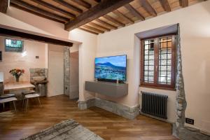 TV a/nebo společenská místnost v ubytování B&B Luxury Apartment Suite Gubbio