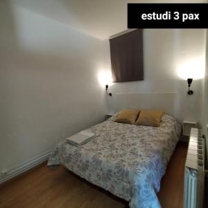 a bed in a room with two lights on at Apartament Berga in Berga