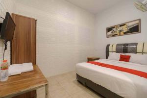 Ένα ή περισσότερα κρεβάτια σε δωμάτιο στο RedDoorz at Mutiara Residence Deli Serdang