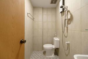 Ένα μπάνιο στο RedDoorz at Mutiara Residence Deli Serdang +14 φωτογραφίες
