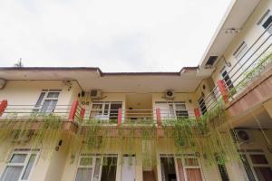 - un bâtiment avec un balcon orné de plantes dans l'établissement Madinah House Syariah Mitra RedDoorz, à Depok