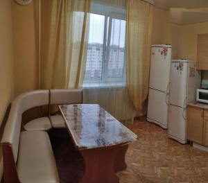 ゴルノ・アルタイスクにあるApartment on Kommunisticheskiy prospekt 92のキッチン(テーブル、冷蔵庫2台付)