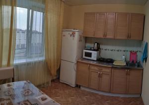 ゴルノ・アルタイスクにあるApartment on Kommunisticheskiy prospekt 92の小さなキッチン(冷蔵庫、電子レンジ付)