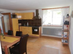 una cucina con tavolo e una sala da pranzo di Apartment Hüttner a Gmunden