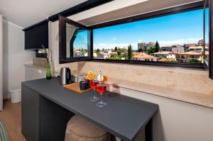 uma cozinha com uma mesa com dois copos de vinho em Sunset Residence Rovinj em Rovinj