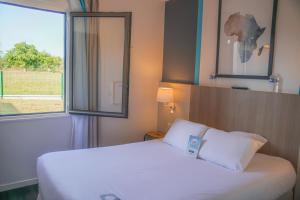 Ένα ή περισσότερα κρεβάτια σε δωμάτιο στο Kyriad Hôtel La Fleche