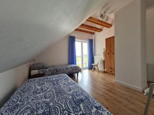 Posteľ alebo postele v izbe v ubytovaní Trasą S7 w 2h z Warszawy i Gdanska, Jadamowo holidaymazury, jacuzzi, jezioro + 21 fotografií