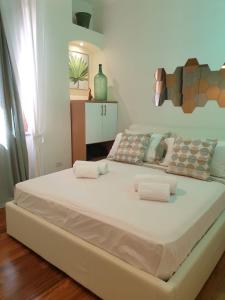 een groot bed met 2 kussens in een kamer bij Donna Caterì in Termini