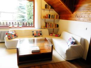 sala de estar con sofá y mesa de centro en Penzion Bor, en Náchod