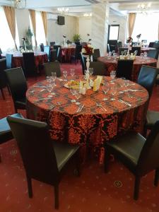 a table with wine glasses on it in a room at Pensiunea Heaven in Bascov