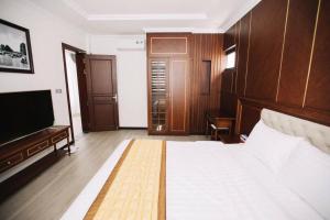 une chambre avec un lit et une télévision à écran plat dans l'établissement FLC Villa Hạ Long 4 Phòng Ngủ, à Hạ Long