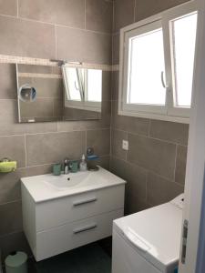 Et badeværelse på APPARTEMENT TERRASSE VUE MER Sea view terrace apartment "Etoile de Mer"