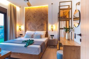 - une chambre avec un lit et une tête de lit en bois dans l'établissement Nagia Luxury Family Villas, à Analipsi