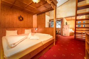 Кровать или кровати в номере Alfaierhof-Bergheimat