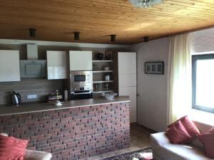 Kuchyň nebo kuchyňský kout v ubytování Ferienwohnung Höhenweg 25