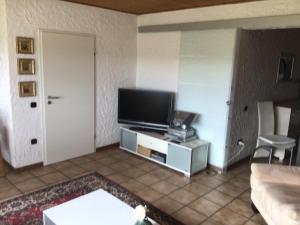TV a/nebo společenská místnost v ubytování Ferienwohnung Höhenweg 25