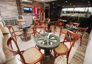 jadalnia ze stołami i krzesłami w restauracji w obiekcie Dy Viajero Transient Hotel w mieście Naga